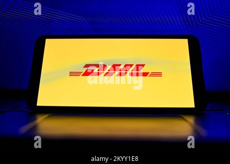 Nysa, Polen. 2.. Dezember 2022. In dieser Abbildung ist ein DHL-Logo auf einem Smartphone zu sehen. (Bild: © Mateusz Slodkowski/ZUMA Press Wire) Stockfoto