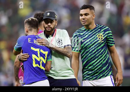 Katar. 02.. Dezember 2022. LUSAIL CITY - (l-r) Everton Ribeiro aus Brasilien, Neymar aus Brasilien, Casemiro aus Brasilien während des FIFA Weltmeisterschafts-2022 G-Spiels zwischen Kamerun und Brasilien im Lusail Stadium am 2. Dezember 2022 in Lusail City, Katar. AP | niederländische Höhe | MAURICE OF STONE Credit: ANP/Alamy Live News Stockfoto