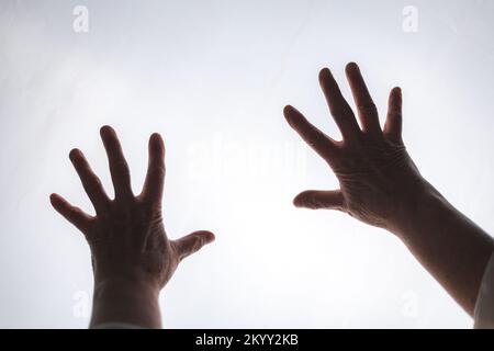 Ältere Frau Hände isoliert auf weißem Hintergrund Stockfoto