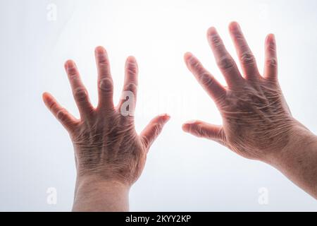 Ältere Frau Hände isoliert auf weißem Hintergrund Stockfoto