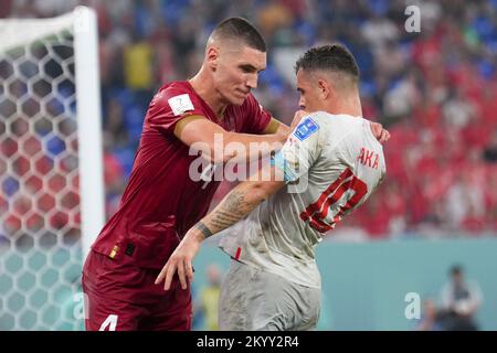 Doha, Katar. 2.. Dezember 2022. Nikola Milenkovic (L) aus Serbien drängt Granit Xhaka aus der Schweiz während des Group G-Spiels bei der FIFA-Weltmeisterschaft 2022 im Stadium 974 in Doha, Katar, 2. Dezember 2022. Kredit: Meng Dingbo/Xinhua/Alamy Live News Stockfoto