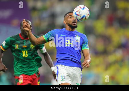 Lusail, Katar. 02.. Dezember 2022. Bremer aus Brasilien kontrolliert den Ball während des FIFA World Cup Katar 2022 Group G-Spiels zwischen Kamerun und Brasilien am 2. Dezember 2022 im Lusail Stadium in Lusail, Katar. Foto von Peter Dovgan. Nur redaktionelle Verwendung, Lizenz für kommerzielle Verwendung erforderlich. Keine Verwendung bei Wetten, Spielen oder Veröffentlichungen von Clubs/Ligen/Spielern. Kredit: UK Sports Pics Ltd/Alamy Live News Stockfoto