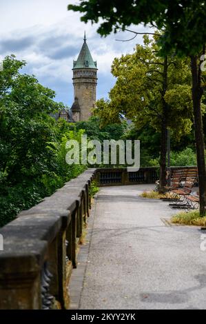 Blick auf die Stadt Luxemburg. Das majestätische Gebäude ist der Hauptsitz der Staatsbank und des Sparfonds (Spuerkeess). Stockfoto