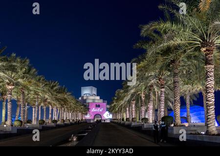 Doha, Katar. 02.. Dezember 2022. Ein Blick auf das Museum für islamische Kunst in Doha, Katar, am 2. Dezember 2022. Das Museum befindet sich auf einer Insel neben dem traditionellen Dhow-Hafen und beherbergt 1300 Jahre alte Kunstwerke. Foto: Igor Kralj/PIXSELL Kredit: Pixsell/Alamy Live News Stockfoto