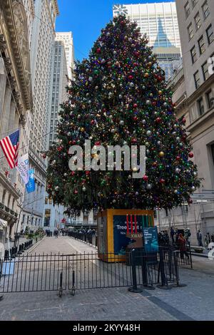 New York, Usa. 01.. Dezember 2022. Ein Weihnachtsbaum und ein Kwanzaa Kinara stehen am 1. Dezember 2022 vor der New Yorker Börse (NYSE) im New Yorker Finanzdistrikt. A Kinara ist ein Kerzenhalter mit sieben Zweigen, der bei Feiern in Kwanzaa in den USA verwendet wird. Das NYSE befindet sich an der Ecke Wall Street und Broad Street in Lower Manhattan. (Foto: Samuel Rigelhaupt/Sipa USA) Guthaben: SIPA USA/Alamy Live News Stockfoto