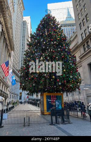 New York, Usa. 01.. Dezember 2022. Ein Weihnachtsbaum und ein Kwanzaa Kinara stehen am 1. Dezember 2022 vor der New Yorker Börse (NYSE) im New Yorker Finanzdistrikt. A Kinara ist ein Kerzenhalter mit sieben Zweigen, der bei Feiern in Kwanzaa in den USA verwendet wird. Das NYSE befindet sich an der Ecke Wall Street und Broad Street in Lower Manhattan. (Foto: Samuel Rigelhaupt/Sipa USA) Guthaben: SIPA USA/Alamy Live News Stockfoto