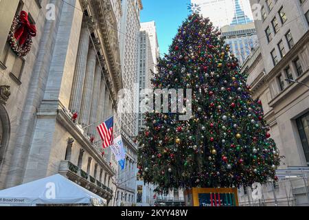 New York, Usa. 01.. Dezember 2022. Ein Weihnachtsbaum und ein Kwanzaa Kinara stehen am 1. Dezember 2022 vor der New Yorker Börse (NYSE) im New Yorker Finanzdistrikt. A Kinara ist ein Kerzenhalter mit sieben Zweigen, der bei Feiern in Kwanzaa in den USA verwendet wird. Das NYSE befindet sich an der Ecke Wall Street und Broad Street in Lower Manhattan. (Foto: Samuel Rigelhaupt/Sipa USA) Guthaben: SIPA USA/Alamy Live News Stockfoto