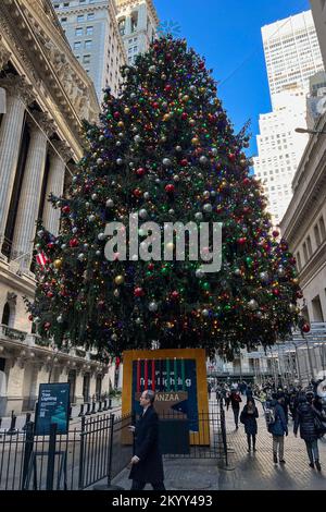 New York, Usa. 01.. Dezember 2022. Ein Weihnachtsbaum und ein Kwanzaa Kinara stehen am 1. Dezember 2022 vor der New Yorker Börse (NYSE) im New Yorker Finanzdistrikt. A Kinara ist ein Kerzenhalter mit sieben Zweigen, der bei Feiern in Kwanzaa in den USA verwendet wird. Das NYSE befindet sich an der Ecke Wall Street und Broad Street in Lower Manhattan. (Foto: Samuel Rigelhaupt/Sipa USA) Guthaben: SIPA USA/Alamy Live News Stockfoto