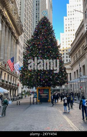 New York, Usa. 01.. Dezember 2022. Ein Weihnachtsbaum und ein Kwanzaa Kinara stehen am 1. Dezember 2022 vor der New Yorker Börse (NYSE) im New Yorker Finanzdistrikt. A Kinara ist ein Kerzenhalter mit sieben Zweigen, der bei Feiern in Kwanzaa in den USA verwendet wird. Das NYSE befindet sich an der Ecke Wall Street und Broad Street in Lower Manhattan. (Foto: Samuel Rigelhaupt/Sipa USA) Guthaben: SIPA USA/Alamy Live News Stockfoto