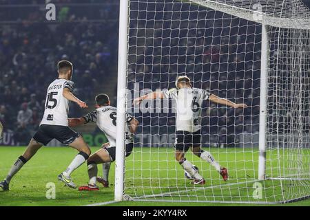 Plymouth, Großbritannien. 02.. Dezember 2022. Nathan Smith #6 aus Port Vale lässt den Ball während des Spiels der Sky Bet League 1 Plymouth Argyle vs Port Vale im Home Park, Plymouth, Großbritannien, 2.. Dezember 2022 (Foto von Gareth Evans/News Images) in Plymouth, Großbritannien, am 12./2. Dezember 2022 frei. (Foto: Gareth Evans/News Images/Sipa USA) Guthaben: SIPA USA/Alamy Live News Stockfoto