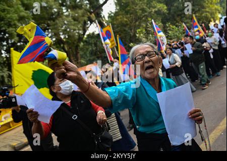 New Delhi, Delhi, Indien. 2.. Dezember 2022. Eine Frau ruft Slogans in einem Protest gegen die chinesische Null-COVID-Politik und in Solidarität mit den laufenden Whitepaper-Protesten in China, in Neu-Delhi. (Bild: © Kabir Jhangiani/ZUMA Press Wire) Stockfoto