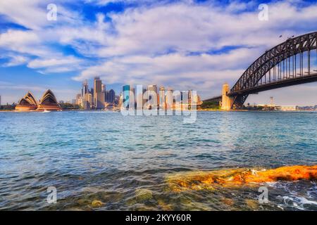 Waterfont des Hafens von Sydney City mit wichtigen architektonischen Wahrzeichen rund um Circular Quay, The Rocks und North Sydney. Stockfoto