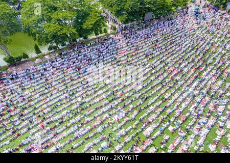 Barishal, Barishal, Bangladesch. 2.. Dezember 2022. Rund 50000-70000 muslimische Menschen versammelten sich in Bels Park, Barishal City, Bangladesch unter einem heißen, feuchten offenen Feld für ihre wöchentlichen Jummah-Gebete. Es gilt als einer der größten Jummah jamat in dieser Stadt, wo Tausende von Woreshippern ihr normales Jummah-Gebet gemeinsam führen. (Bild: © Mustasinur Rahman Alvi/ZUMA Press Wire) Stockfoto