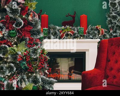 Weihnachten, Feiertage und Dekoration, wunderschöner Weihnachtsbaum und Dekoration durch dekorierten Kamin im ländlichen Haus. Winterurlaub, Feierlichkeiten und warme Umgebung zu Hause. Stockfoto