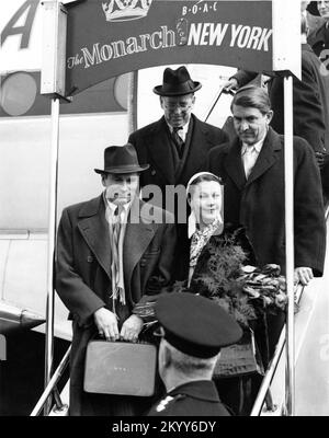 LAURENCE OLIVIER mit seiner Frau VIVIEN LEIGH bei der Ankunft am Flughafen London am Freitag, den 20. 1953. März, nachdem Olivier sie nach ihrem Zusammenbruch in Hollywood mit ihrem Arzt ARMAND (hinter ihnen zurückgelassen) und dem Psychiater RUDOLF FREUDENBERG (rechts) nach Hause brachte Stockfoto