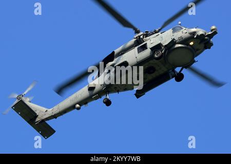 Präfektur Kanagawa, Japan - 15. Juli 2014: Marine der Vereinigten Staaten Sikorsky MH-60R Seahawk Seehubschrauber von HSM-51 Warlords. Stockfoto