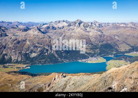 Über dem Silvaplana-See, Sils und Maloja von Piz Corvatsch, Engadine, Schweiz Stockfoto