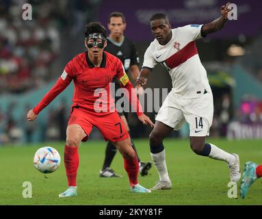 12/02/2022, Education City Stadium, Doha, QAT, Weltmeisterschaft FIFA 2022, Gruppe H, Südkorea gegen Portugal, in dem Bild Südkoreas Mittelfeldspieler Son Heung-min, Portugals Mittelfeldspieler William Carvalho Stockfoto