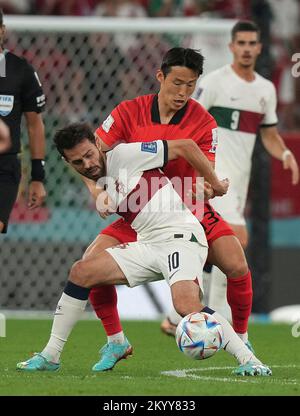 12/02/2022, Education City Stadium, Doha, QAT, Weltmeisterschaft FIFA 2022, Gruppe H, Südkorea gegen Portugal, im Bild des südkoreanischen Verteidigers Kim Jin-su, Portugals Mittelfeldspieler Bernardo Silva Stockfoto