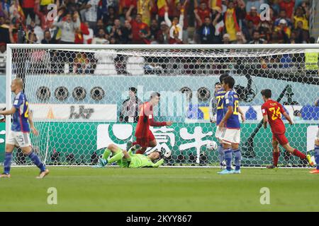 Al-Rayyan, Katar. 1.. Dezember 2022. (ESP) Fußball: FIFA Weltmeisterschaft Katar 2022 Gruppe Stage Group E Match zwischen Japan 2-1 Spanien im Khalifa International Stadium in Al Rayyan, Katar . Kredit: Mutsu Kawamori/AFLO/Alamy Live News Stockfoto