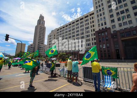 Rio de Janeiro, RJ, Brasilien, 2022: Demonstranten vor dem Militärkommando Ost (CML, auf Portugiesisch), Bezirk Centro Stockfoto