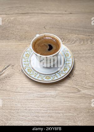 Eine Tasse türkischen Kaffee. Türkischer Kaffee in einer ethnisch bestickten Tasse. Stockfoto