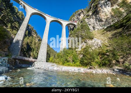 Schweizer Zug über die Landwasserbrücke in den alpen, Graubunden, Schweiz Stockfoto