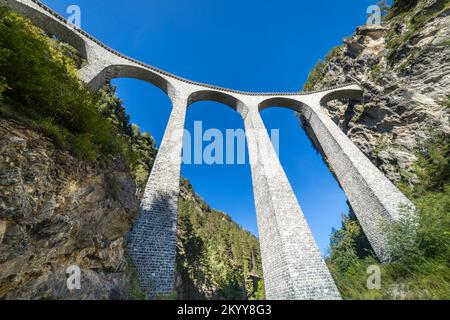 Schweizer Zug über die Landwasserbrücke in den alpen, Graubunden, Schweiz Stockfoto