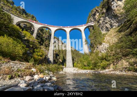 Schweizer Zug über die Landwasserbrücke in den alpen, Graubunden, Schweiz Stockfoto