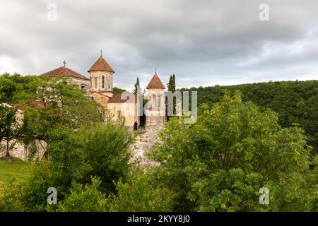 Motsameta-Kloster, mittelalterliche orthodoxe Steinkirche aus dem XI. Jahrhundert auf einer Klippe inmitten üppiger Wälder in Georgien, Imereti Region. Stockfoto