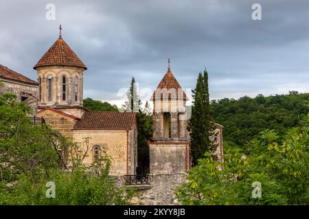 Motsameta-Kloster, mittelalterliche orthodoxe Steinkirche aus dem XI. Jahrhundert auf einer Klippe inmitten üppiger Wälder in Georgien, Imereti Region. Stockfoto