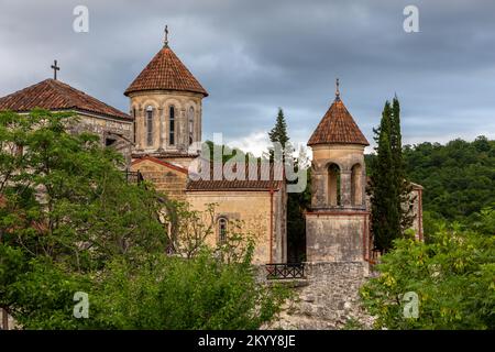 Motsameta-Kloster, mittelalterliche orthodoxe Steinkirche aus dem XI. Jahrhundert auf einer Klippe inmitten üppiger Wälder in Georgien, Imereti Region. Stockfoto