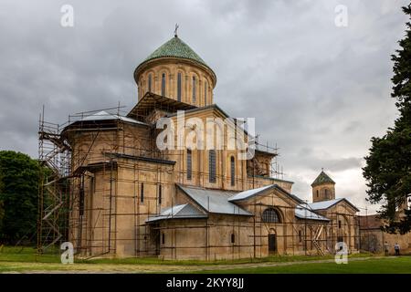 Gelati-Kloster, mittelalterliche Klosteranlage in der Nähe von Kutaisi, Georgia, gegründet von König David IV., Blick mit Gerüsten während der Restaurierung. Stockfoto