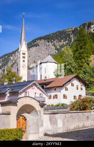 Idyllische Landschaft des Dorfes Zernez, Engadine, Schweizer Alpen, Schweiz Stockfoto