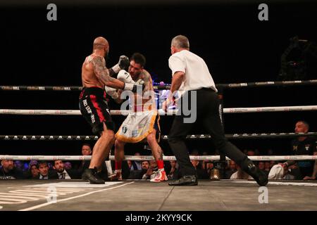 Newcastle, Großbritannien. 02.. Dezember 2022. Lyndon Arthur besiegt Joel McIntyre bei der British Super-Welterweight Championship: Troy Williamson vs Josh Kelly in utilita Arena, Newcastle Upon Tyne, Großbritannien, 2.. Dezember 2022 ( Kredit: Dan Cooke/Alamy Live News Stockfoto