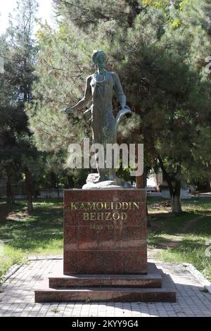 Statue von Kamoliddin Behzod (1455-1536), Behzod Memorial Park, Sharaf Rashidov Avenue, Central Taschkent, Provinz Taschkent, Usbekistan, Zentralasien Stockfoto