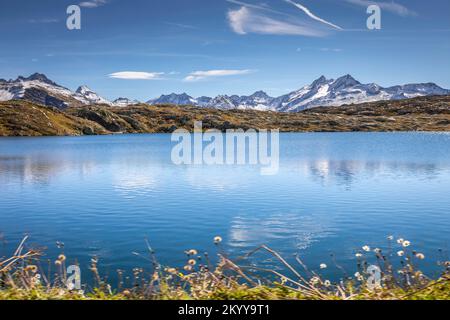 Alpensee am Oberalp Pass in den Graubunden alpen, Grisons, Schweiz Stockfoto