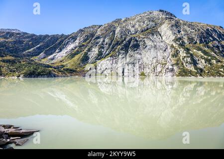 Alpensee am Oberalp Pass in den Graubunden alpen, Grisons, Schweiz Stockfoto