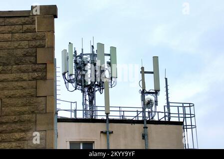 5G Telefonmasten auf einem Dach in Edinburgh Stockfoto