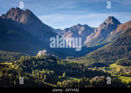 Über dem idyllischen Dorf Scuol Tarasp, Engadine, Schweizer Alpen, Schweiz Stockfoto