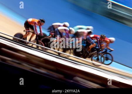 Amerikas Gavin Hoover (rechts) auf dem Weg zum Sieg des Männer-Ausscheidungsrennen am ersten Tag der UCI Track Champions League 2022 im Lee Valley VeloPark, London. Foto: Freitag, 2. Dezember 2022. Stockfoto