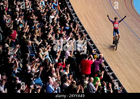 Amerikas Gavin Hoover feiert den Sieg beim Ausscheidungsrennen für Männer am ersten Tag der UCI Track Champions League 2022 im Lee Valley VeloPark, London. Foto: Freitag, 2. Dezember 2022. Stockfoto