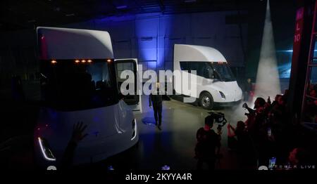 Las Vegas, Nevada, USA. 1.. Dezember 2022. Tesla Chief Executive ELON MOSCHUSWELLEN in der Nähe von Tesla Semi Electric Trucks während einer live gestreamten Enthüllung in Nevada in diesem Standbild aus Video. Moschus lieferte am Donnerstag das erste Hochleistungs-Semi des Unternehmens an PepsiCo in Las Vegas. Moschus, der bei einer Veranstaltung im Tesla-Werk in Nevada auf der Bühne stand, sagte, dass der batteriebetriebene Langstrecken-Lkw die Emissionen von Autobahnen reduzieren, die Leistung und Sicherheit bestehender Dieselmodelle übertreffen und eine Schnellladetechnologie nutzen würde, die Tesla bei der bevorstehenden Abholung von Cybertruck einsetzen würde. (Kreditbild: © Tesla/Unterlagen über Z Stockfoto