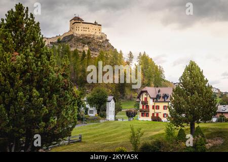 Idyllische Landschaft des Dorfes Scuol Tarasp, Engadine, Schweizer Alpen, Schweiz Stockfoto