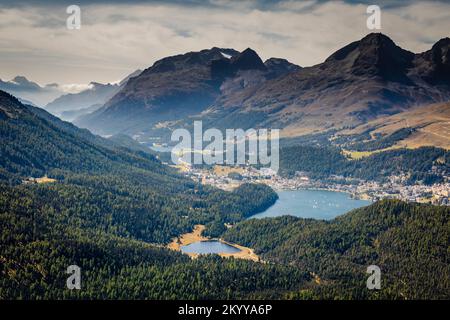 Über dem See St. Moritz mit Segelbooten von Muottas Muragl, Graubunden, Schweiz Stockfoto