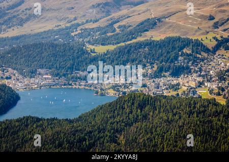 Über dem See St. Moritz mit Segelbooten von Muottas Muragl, Graubunden, Schweiz Stockfoto