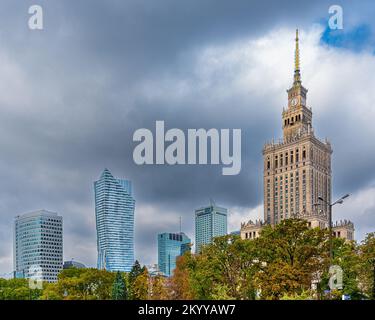 Warschau. Blick auf den Kultur- und Wissenschaftspalast, das Zentrum von Warschau. Im Hintergrund die hohen Gebäude der Innenstadt von Warschau. Stockfoto