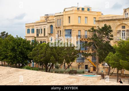 Valletta, Malta - 12. November 2022: Hastings Garden und typische Wohngebäude aus Stein mit Holzbalkonen und Fensterläden Stockfoto