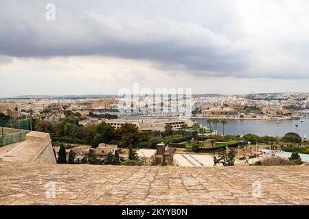 Panoramablick vom Valletta Fortification Garden auf dem Floriana Grand Hotel Excelsior mit Palmen, Bucht und Msida Yachthafen von Malta Stockfoto