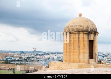 Valletta, Malta - 12. November 2022: Festung aus dem 16.. Jahrhundert, Wachturm, Fußballplatz und Blick auf die Msida Yacht Marine von der St. John Bast Stockfoto